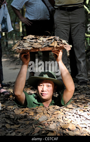 Vietnamesische Mann Abstieg in das Tunnelsystem des Vietcong in Cu Chi, Süd-Vietnam, Vietnam, Südostasien, Asien Stockfoto