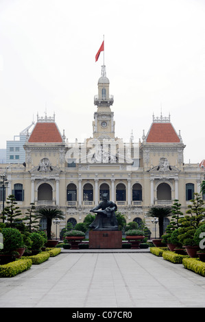 Historischen Rathaus und Ho-Chi-Minh-Statue, Ho Chi Minh Stadt, Saigon, Süd-Vietnam, Vietnam, Südostasien, Asien Stockfoto