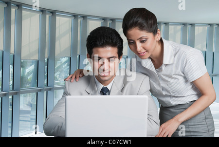 Business-paar auf einem Laptop arbeiten Stockfoto