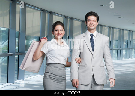 Business-paar in einer Shopping mall Stockfoto