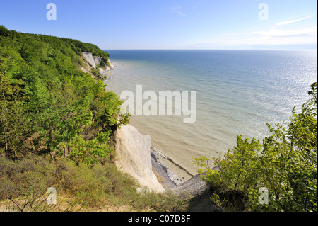 Auf den ehemaligen Wissower Klinken Kreidefelsen und über die Ostsee in den Nationalpark Jasmund National Park anzeigen Stockfoto