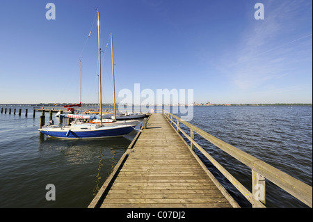 Wharf im Hafen Altefaehr, am Horizont der Hansestadt Stralsund, Insel Rügen, Mecklenburg-Vorpommern Stockfoto