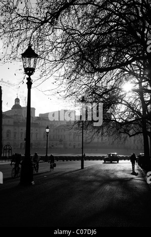 Zeigen Sie nach unten Horse Guards, Horse Guards Parade, Whitehall (mit London Eye in der Ferne) an, London, UK Stockfoto