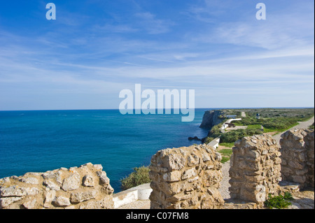 Blick vom Torhaus in der Fortaleza de Sagres Nationaldenkmal Ponta de Sagres, Sagres, Algarve, Portugal, Europa Stockfoto