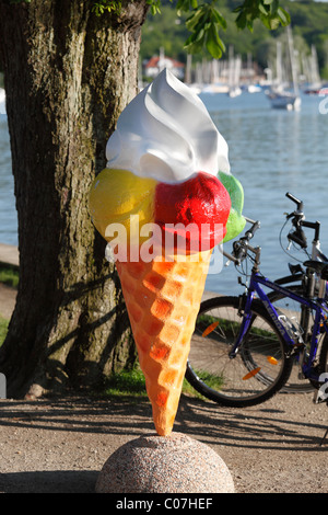 Überdimensionale Eistüte, Herschinger, Ammersee-See, Fuenfseenland oder fünf Seenregion, Bayern, Oberbayern Stockfoto