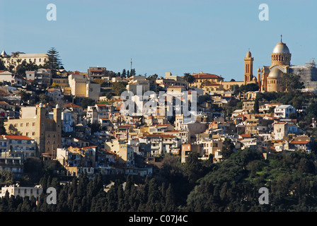 Algerien, Algier, Luftaufnahme von überlasteten Gebäude in der Stadt mit Kirche im Hintergrund Stockfoto