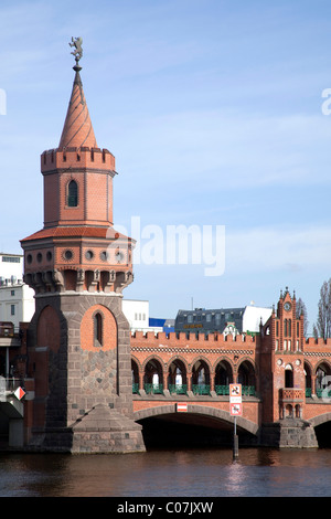 Oberbaumbruecke Brücke, Kreuzberg, Friedrichshain, Berlin, Deutschland, Europa Stockfoto