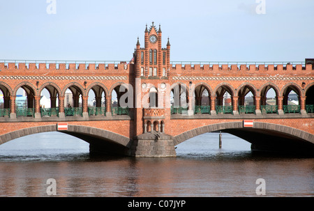 Oberbaumbruecke Brücke, Kreuzberg, Friedrichshain, Berlin, Deutschland, Europa Stockfoto