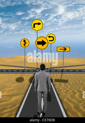 Geschäftsmann vor Verkehrszeichen Stockfoto