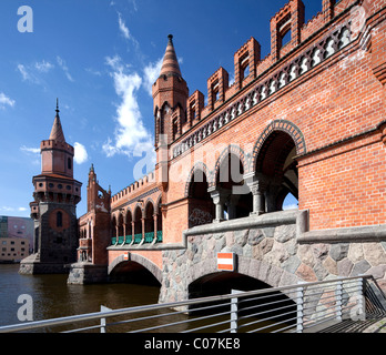 Oberbaumbruecke Brücke, Kreuzberg, Friedrichshain, Berlin, Deutschland, Europa Stockfoto