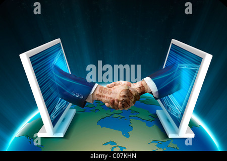 Zwei Computer, die Hände schütteln Stockfoto