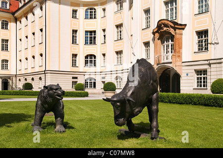 Bull und Bear, Symbole für steigen und fallen Börsenkurse, München, Bayern, Deutschland, Europa Stockfoto