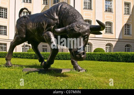 Der Stier von Bulle und Bär, Symbole für steigen und fallen der Börse Preise, München, Bayern, Deutschland, Europa Stockfoto