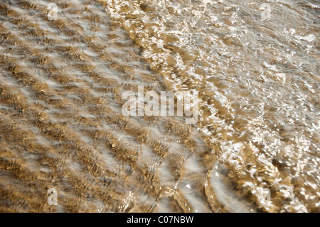 Erhöhte Ansicht der Wellen am Strand, Goa, Indien Stockfoto