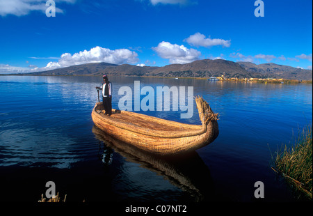 Aymara indigene Völker auf einem Reed-Boot hergestellt aus Totora-Schilf, Titicacasee, Peru, Südamerika Stockfoto