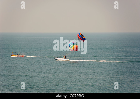 Touristen, parasailing im Meer, Goa, Indien Stockfoto