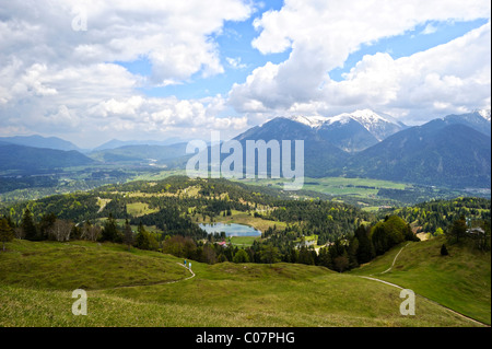 Blick vom Kranzberg Berg auf See Wildensee, Estergebirge Bergkette mit Heimgarten und Herzogstand Bergen hinten Stockfoto