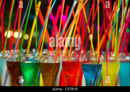 Cocktails mit Strohhalmen, Lloret de Mar, Costa Brava, Spanien, Europa Stockfoto