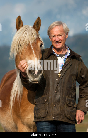 Agile Senior mit seinem Haflinger Pferde, Weer, Nord-Tirol, Austria, Europe Stockfoto