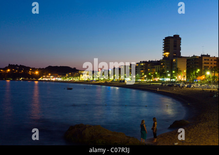 Strandpromenade in der Abenddämmerung, Ferienort Lloret de Mar, Costa Brava, Spanien, Europa Stockfoto