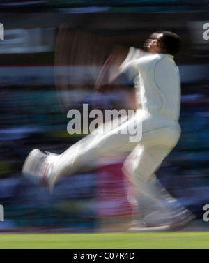 Südafrikanische Bowler Makhaya Ntini in Aktion während am zweiten Tag des dritten Test Match zwischen Australien und Südafrika Stockfoto