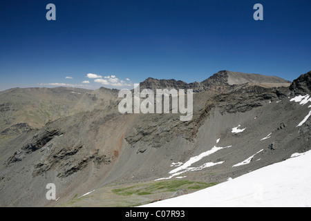 Blick vom Pico del Veleta, 3384 m, zum mulhacen, 3482 m, Nationalpark Sierra Nevada, Andalusien, Südspanien, Europa Stockfoto