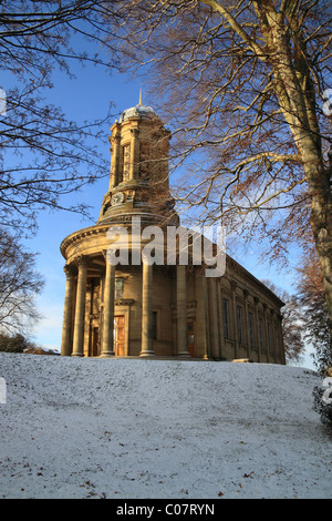 Eine Winterlandschaft wie Schnee deckt den Boden rund um die Vereinigte Reformierte Kirche in Saltaire, West Yorkshire, Großbritannien Stockfoto