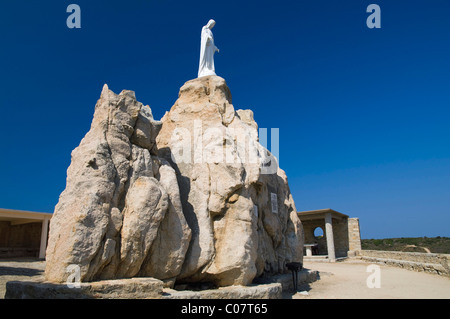 Marienstatue auf Felsen, Kapelle Notre Dame De La Serra, Calvi, Balagne, Korsika, Frankreich Stockfoto