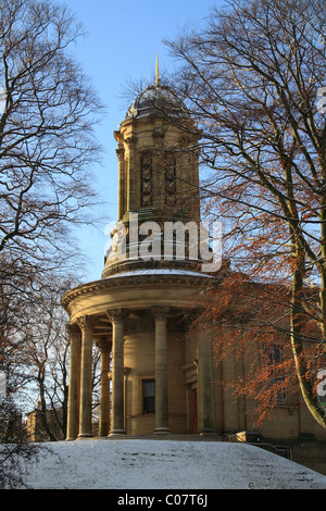 Eine Winterlandschaft wie Schnee deckt den Boden rund um die Vereinigte Reformierte Kirche in Saltaire, West Yorkshire, Großbritannien Stockfoto