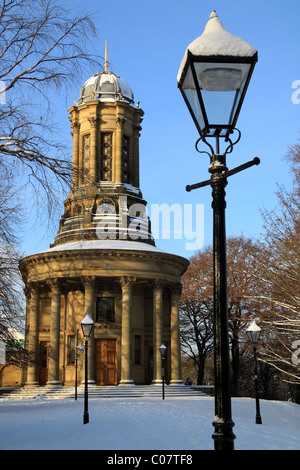 Eine Winterlandschaft wie Schnee deckt den Boden rund um die Vereinigte Reformierte Kirche in Saltaire, West Yorkshire, Großbritannien Stockfoto