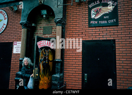 Eine Frau blickt hinter die Tür von der New Yorker Lower East Seite Sitz des Hells Angels Motorcycle Club-Hauses Stockfoto