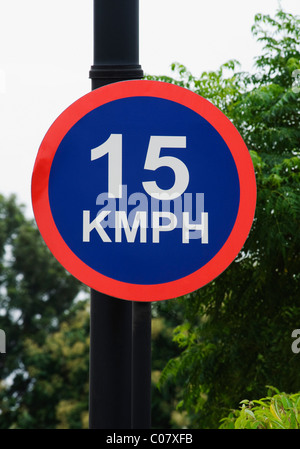 Nahaufnahme von einem "Speed Limit" Straßenschild, Bangalore, Karnataka, Indien Stockfoto