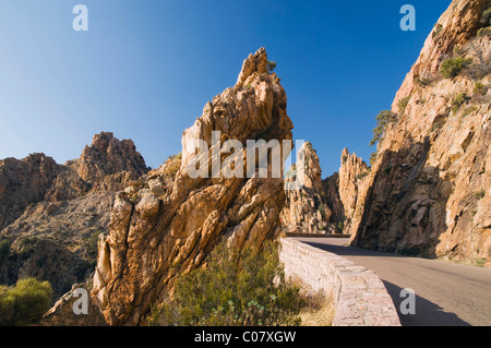 Straße durch roten Felsen, Calanche de Piana, Golf von Porto, Korsika, Frankreich, Europa Stockfoto