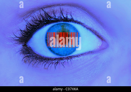 Nahaufnahme einer Auge, blau Iris, Barcode EAN, europäische Artikelnummer auf der Iris, symbolisches Bild für transluzente client Stockfoto