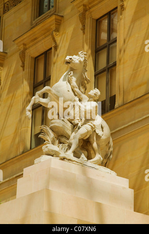 Statue in einem Museum, Musée du Louvre, Paris, Frankreich Stockfoto