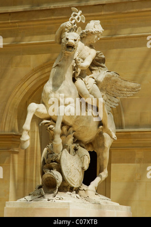 Statue in einem Museum, Musée du Louvre, Paris, Frankreich Stockfoto