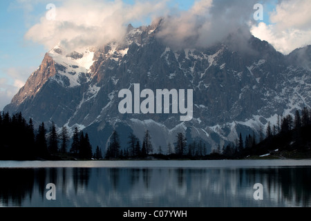 Seebensee See in der Nähe von Zugspitzmassivs im Abendlicht mit Reflexionen, Ehrwald, Österreich, Europa Stockfoto