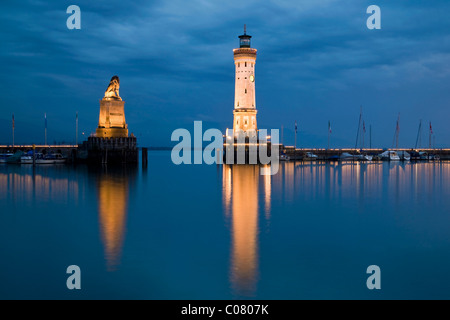 Hafeneinfahrt Lindau im Abendlicht in der Dämmerung, Leuchtturm und der bayerische Löwe Skulptur, Bodensee, Bayern Stockfoto