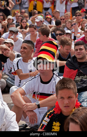 Deutsche Fußball-Fans, die Teilnahme an der öffentlichen Vorführung vor dem Olympiastadion während der FIFA WM 2010, beobachten die