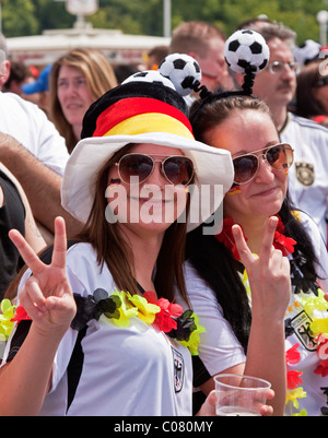 Zwei weibliche Fußballfans, die Teilnahme an der öffentlichen Vorführung vor dem Olympiastadion während der FIFA WM 2010, beobachten