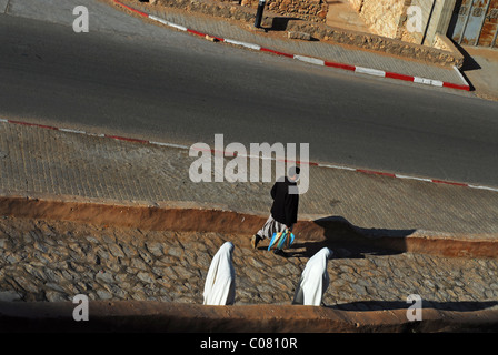 Algerien, Melika, erhöhte Ansicht des Menschen zu Fuß auf Bürgersteig durch Straße Stockfoto