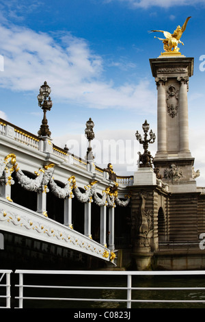 Laternen auf einer Brücke Pont Alexandre III, Seineufer, Paris, Frankreich Stockfoto