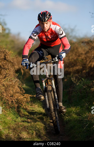 Mountainbiker reitet eine Spur von Schmutz im Vereinigten Königreich Stockfoto