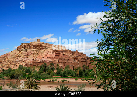 Ksar, eine alte Berberdorf Adobe-Ziegel oder Kasbah, berühmten Film-Set, UNESCO-Weltkulturerbe am Fuße des Atlas Stockfoto