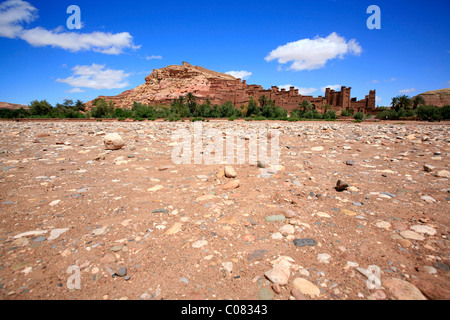 Ksar, eine alte Berberdorf Adobe-Ziegel oder Kasbah, berühmten Film-Set, UNESCO-Weltkulturerbe am Fuße des Atlas Stockfoto