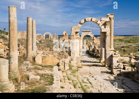 Bogen des Trajan auf Via Trionfale, Bogen von Tiberius in den Rücken, Leptis Magna, Libyen, Nordafrika Stockfoto