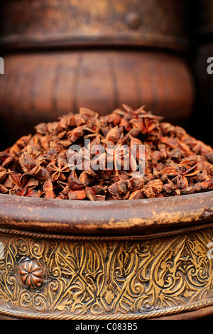 Stall zu verkaufen Gewürze in der Medina Viertel, typische Gewürze wie Sternanis werden zum Verkauf angeboten in großen hölzernen Schalen Stockfoto