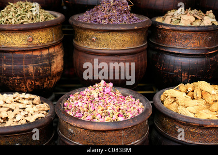 Stall zu verkaufen Gewürze in der Medina Viertel, typische Gewürze wie Rosenblätter in große hölzerne Schüsseln zum Verkauf angeboten werden Stockfoto