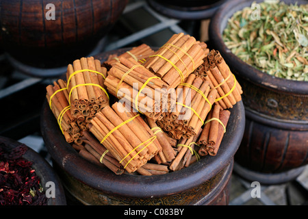 Stall zu verkaufen Gewürze in der Medina Viertel, typische Gewürze wie Zimt werden zum Verkauf angeboten in großen hölzernen Schalen Stockfoto