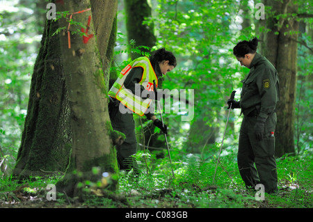 Maria Boegerl Entführung Fall, Suche Polizei Team Scheuern Wälder nahe der Stelle, wo eine Leiche in einem Wald gefunden wurde Stockfoto